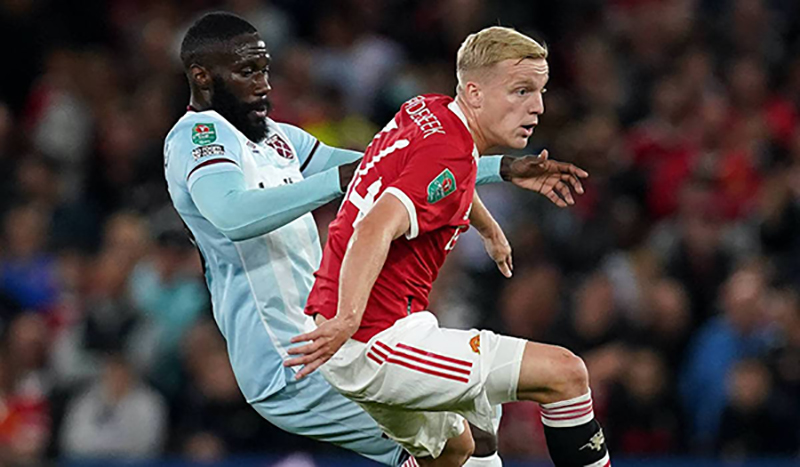 Gelandang Manchester United, Donny van de Beek saat bermain melawan West Ham United di Piala Liga Inggris.